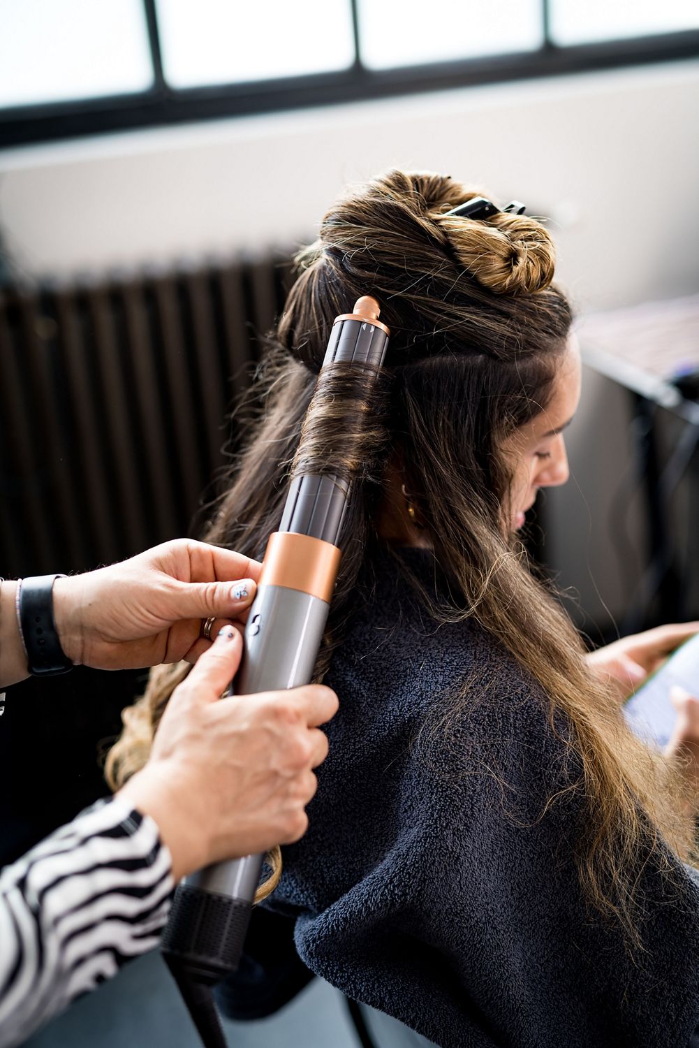 Kenza se faisant coiffer avec l'embout rouleau Airwrap 40mm pour un look volume glamour